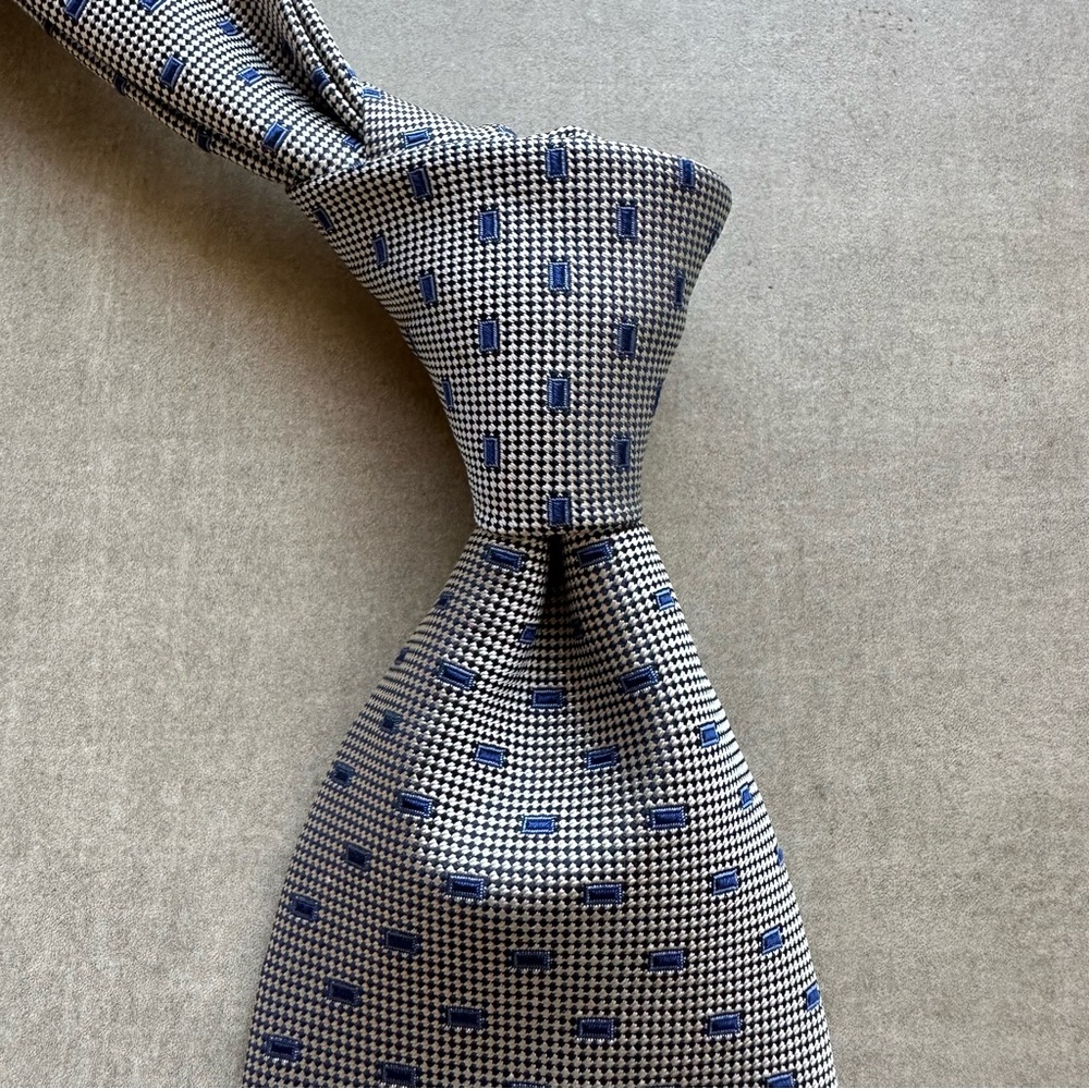 Classic Blue and Gray Patterned Tie